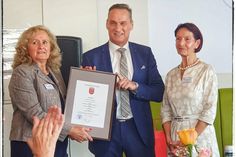 Bürgermeister Joachim Rodenkirch gratuliert den beiden Vorsitzenden Sigrid Hübner-Bußmer (links) und Elfriede Marmann zum Jubiläum.