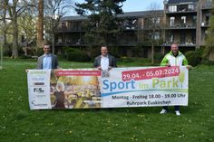 Freuen sich auf die mittlerweile sechste Auflage von Sport im Park im Euskirchener Ruhrpark (v.li.): Markus Strauch (Kreis-Sport-Bund), Bürgermeister Sacha Reichelt und Guido Otten (Barmer).