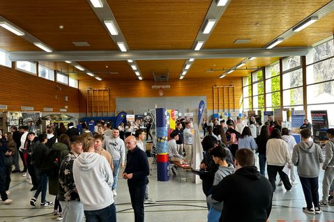 Schülerinnen und Schüler der RS plus am Rotenfels informieren sich über Ausbildungsberufe.