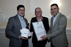 Guido Orthen (Mitte), Stadtbürgermeister von Bad Neuenahr-Ahrweiler, gratuliert Volker  Danko (rechts), dem 1. Vorsitzenden des neuen Gewerbevereins Bad Neuenahr-Ahrweiler e.V., und Thorsten Hermann, dem 2. Vorsitzenden, zur gelungenen Fusion mit einer Urkunde.