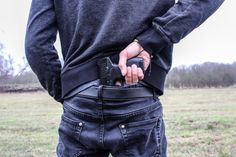 Symbolfoto: Unbekannte haben in Kuchenheim eine Spaziergängerin unter anderem mit einer Schusswaffe bedroht.