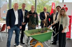 Die Bürgermeister der Nordeifel-Kommunen und die Spitze der Sparkasse Aachen präsentieren einige der 29.000 Setzlinge, die im Eifelboden Wurzeln schlagen sollen. Eine symbolische Pflanzung im Roetgener Wald war buchstäblich ins Wasser gefallen.