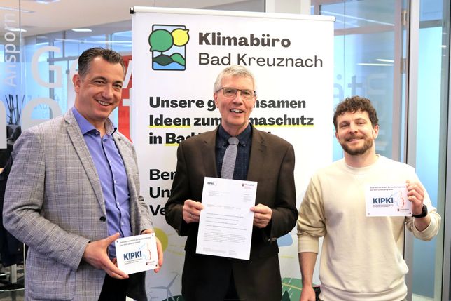 Elf Projekte will die Stadt mit Hilfe der KIPKI-Förderung umsetzen - OB Emanuel Letz und Klimaschutzmanager Rudolf Rohrbacher erhoffen sich davon eine CO2-Einsparung von rund 500 Tonnen pro Jahr.
