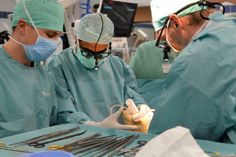Gemeinsam mit einem interdisziplinären Team nahm der Chefarzt der Herz- und Thoraxchirurgie im Herzzentrum Trier, Professor Dr. med. Assad Haneya (Mitte), die Implantation des neuartigen Kunstherzens vor.