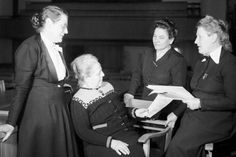Von links: Frieda Nadig, Elisabeth Selbert, Helene Weber und Helene Wessel - die weiblichen Mitglieder des Parlamentarischen Rates bei der Erstellung des Grundgesetzes.