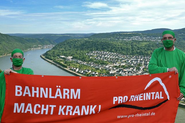 Wie hier im Rheintal protestieren Bürgerinitiativen dafür, endlich die Geschwindigkeit im Bereich der Wohnsiedlungen zu senken.